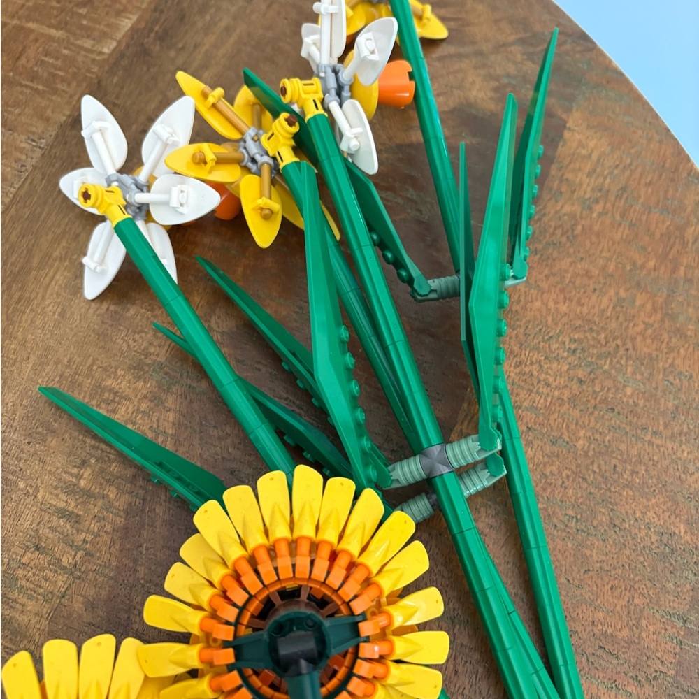 LEGO Botanical Collection Yellow and White Flowers - Picture 5 of 11